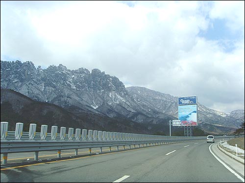 미시령 넘는 길에서 본 울산바위 